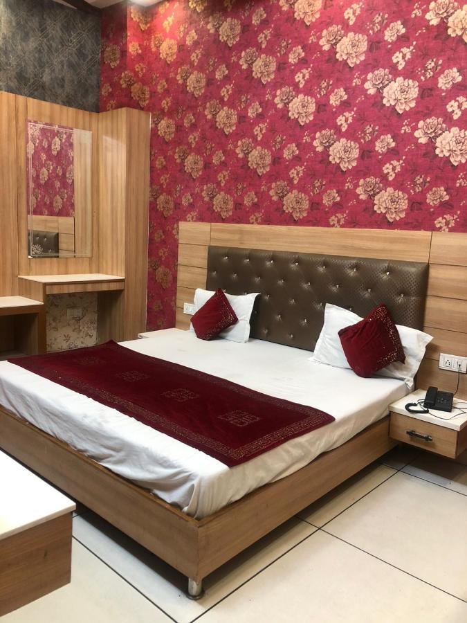 אמריצר Hotel Robin Inn מראה חיצוני תמונה