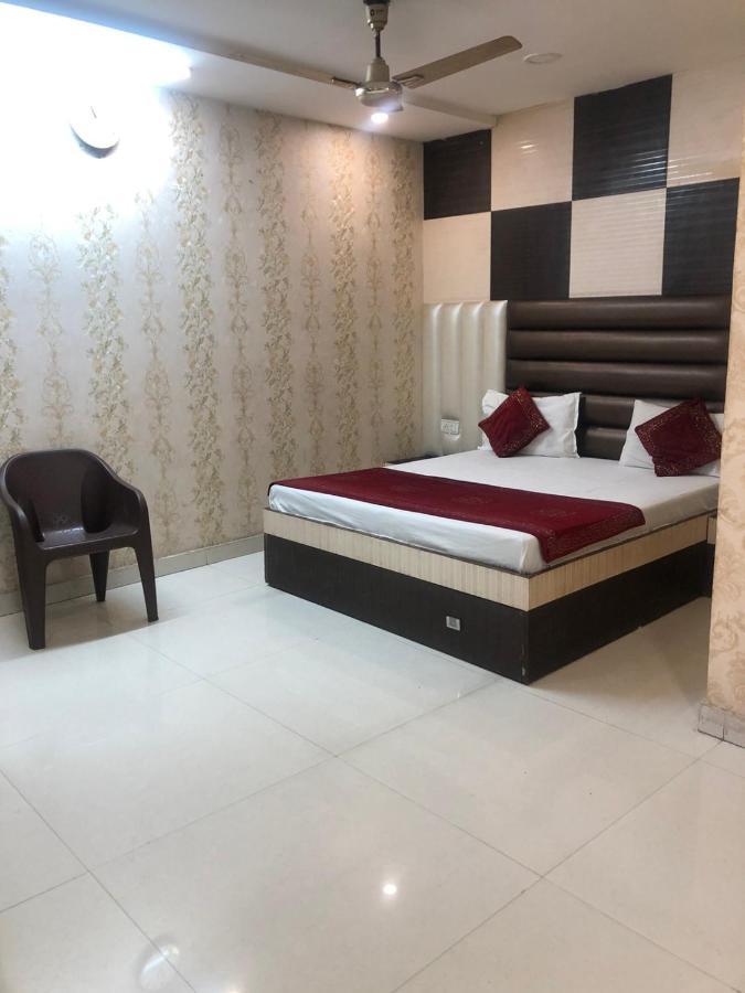אמריצר Hotel Robin Inn מראה חיצוני תמונה
