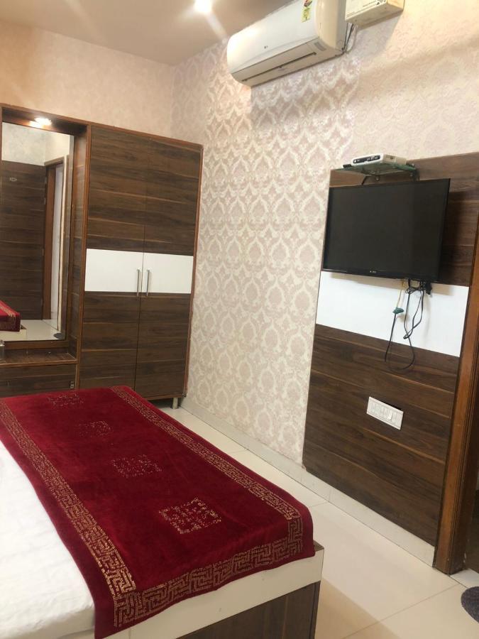אמריצר Hotel Robin Inn מראה חיצוני תמונה