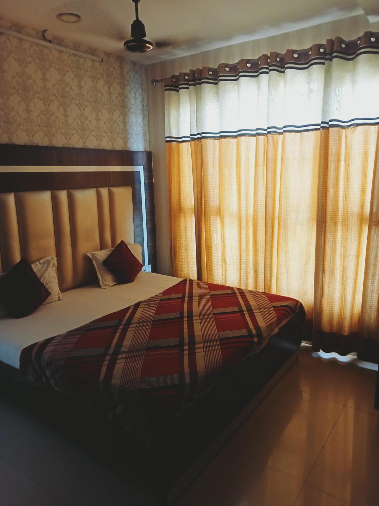 אמריצר Hotel Robin Inn מראה חיצוני תמונה