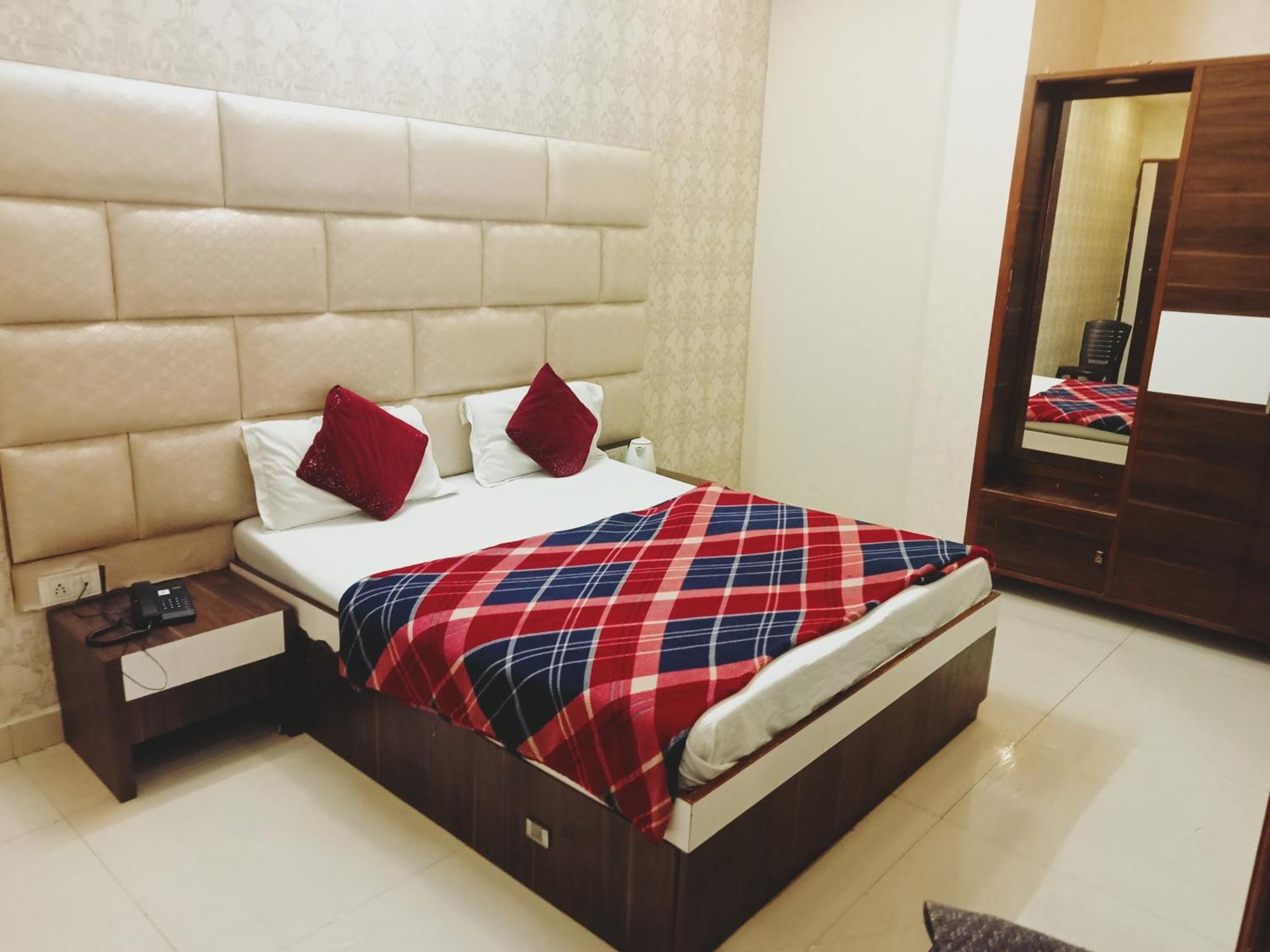 אמריצר Hotel Robin Inn חדר תמונה